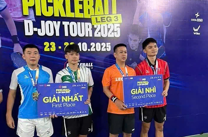 Ngọc Triệu (thứ hai từ phải sang) cùng Linh Giang nhận giải nhì, còn cặp Hoàng Nam-Xuân Đức nhận giải nhất tối 26/10 tại sân D-joy. Ảnh: D-Joy Pickleball.