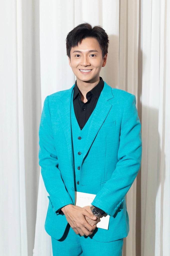 Ca sĩ Ngô Kiến Huy mặc vest nổi bật chúc phúc cho Quỳnh Châu.