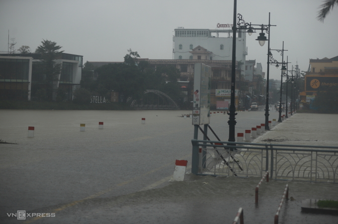 Nước lũ tràn qua Đập Đá chiều ngày 26/10. Ảnh: Võ Thạnh