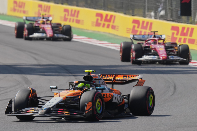 Thành viên đội McLaren Lando Norris dẫn đầu khi xuất phát vòng đua chính Grand Prix Mexico trên trường đua Hermanos Rodriguez, Mexico City ngày 26/10/2025. Ảnh: AP