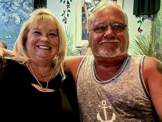 Ông Danny Devine và vợ ở thị trấn Cave City, gần Bowling Green, bang Kentuckey. Ảnh: Dailymail