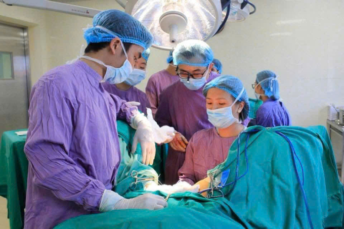 Các bác sĩ phẫu thuật cho bệnh nhân. Ảnh: Bác sĩ cung cấp