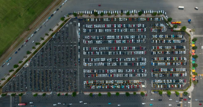 Bãi đỗ xe với sức chứa lớn cùng hệ thống trạm sạc xe điện. Ảnh: Vingroup