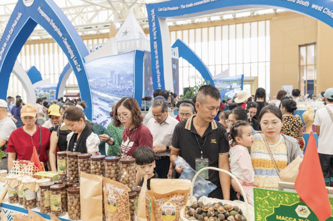 Gian hàng đặc sản vùng miền thu hút đông đảo khách hàng. Ảnh: Vingroup