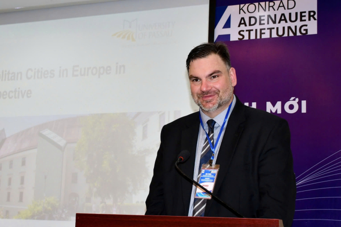 TS Soeren Keil, University of Passau, trình bày tại hội thảo do RISE tổ chức ngày 28/10. Ảnh: An Phương