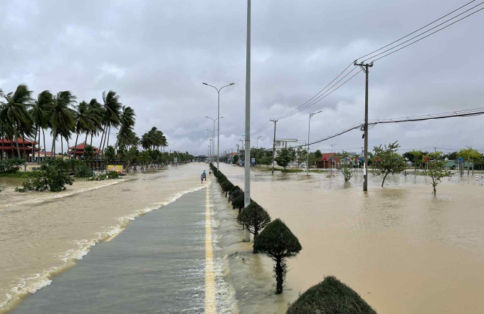 Quốc lộ 1 đoạn gần trạm thu phí, phường An Thắng, bị ngập khiến các phương tiện không thể lưu thông, sáng 28/10. Ảnh: Văn Dương