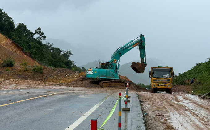 Hót dọn đất tại điểm sạt lở trên cao tốc La Sơn - Hòa Liên. Ảnh: Ban quản lý đường Hồ Chí Minh