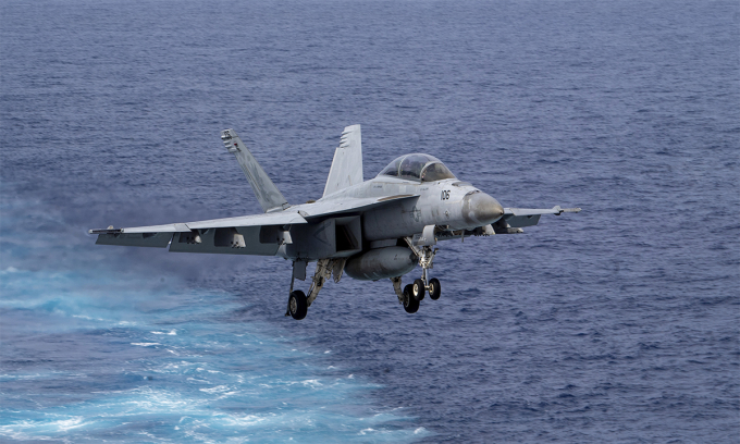 Tiêm kích F/A-18F chuẩn bị đáp xuống tàu sân bay USS Nimitz trên Thái Bình Dương ngày 4/4. Ảnh: US Navy