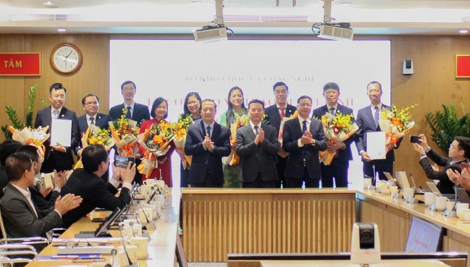 Lãnh đạo Bộ Khoa học và Công nghệ chúc mừng các bán bộ được điều động, bổ nhiệm. Ảnh: TTTT