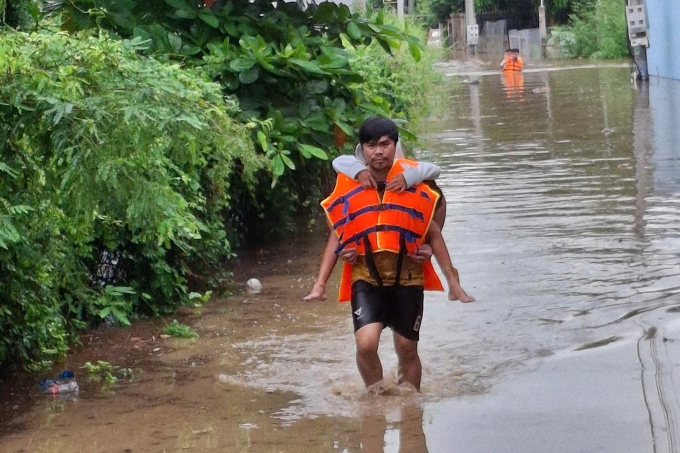 Di dời trẻ em ra khỏi vùng ngập xã Lương Sơn, sáng 28/10, Ảnh: Khải Nguyên