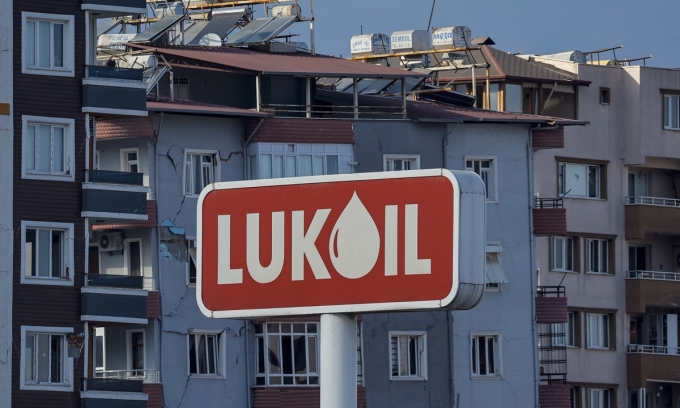 BIển quảng cáo của Lukoil tại Thổ Nhĩ Kỳ hồi năm 2023. Ảnh: Reuters