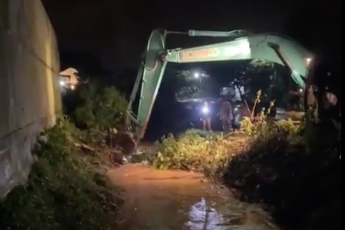 Lực lượng chức năng tìm kiếm nạn nhân bị lũ cuốn suốt đêm qua. Ảnh: Hoài Thanh