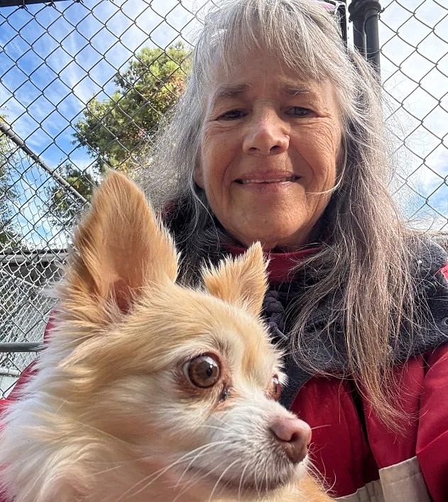 Pam Anderson cùng một chú chó tại khu nghỉ dưỡng ở Kill Devil Hills. Ảnh: Pam Anderson