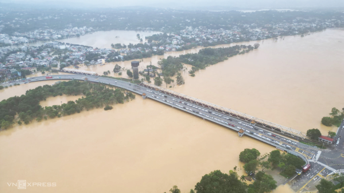 Lũ sông Hương đỏ quạch, lên mấp mé cầu Dã Viên. Ảnh: Võ Thạnh