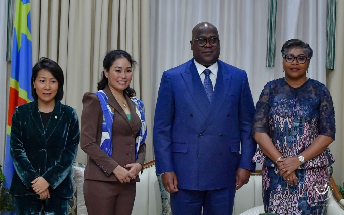 Ông Félix Tshisekedi - Tổng thống Cộng hòa Dân chủ Congo (thứ hai từ phải sang), bà Judith Suminwa Tuluka, Thủ tướng Cộng hòa Dân chủ Congo (ngoài cùng bên phải) và bà Lê Thị Thu Thuỷ, Phó chủ tịch Vingroup (thứ 2 từ trái sang) trong buổi trao đổi hợp tác tại Congo. Ảnh: Presidence RDC