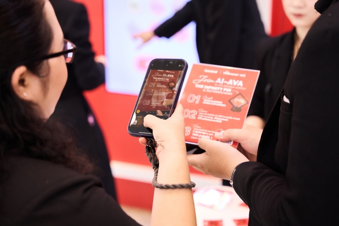 Khách tham gia trải nghiệm các hoạt động kết nối và quét mã QR để tích điểm thông qua ứng dụng điện thoại hội thảo The Makeover 2025. Ảnh: Talentnet