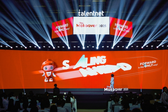 MC ảo xuất hiện trên màn hình LED, tương tác bằng giọng nói và cử chỉ với diễn giả và khách tham dự ngay tại khán phòng nhờ công nghệ Mocap. Ảnh: Talentnet