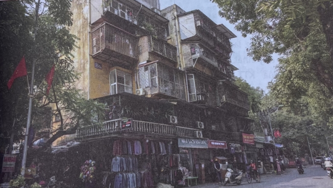 Những gian quần áo hàng thùng ở trước trường Tiểu học Kim Liên. Ảnh: Trần Thu Hà