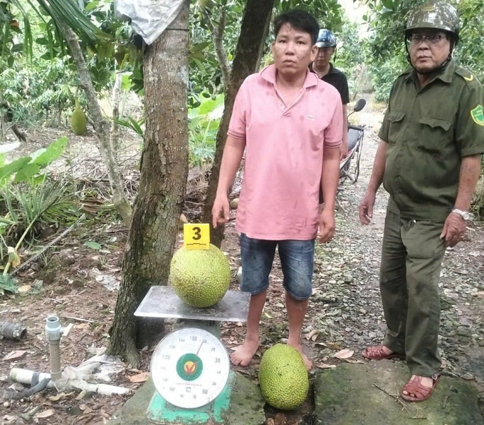 Lê Hoàng Lợi (trái) cùng tang vật vụ trộm cắp. Ảnh: Công an xã cung cấp.