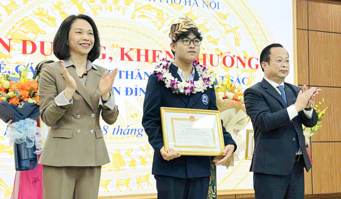 Lãnh đạo TP Hà Nội và Sở Giáo dục và Đào tạo trao bằng khen cho Trần Bùi Bảo Khánh. Ảnh: Song Hà