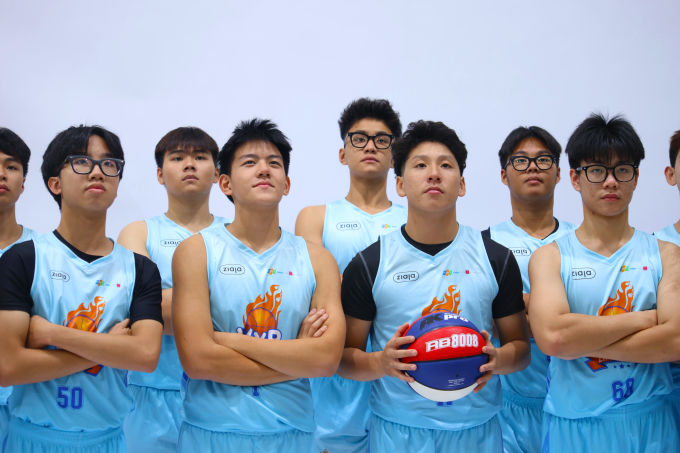 Kỳ Anh (cầm bóng) cùng các thành viên đội FPT Tây Hà Nội. Ảnh: Hải Long