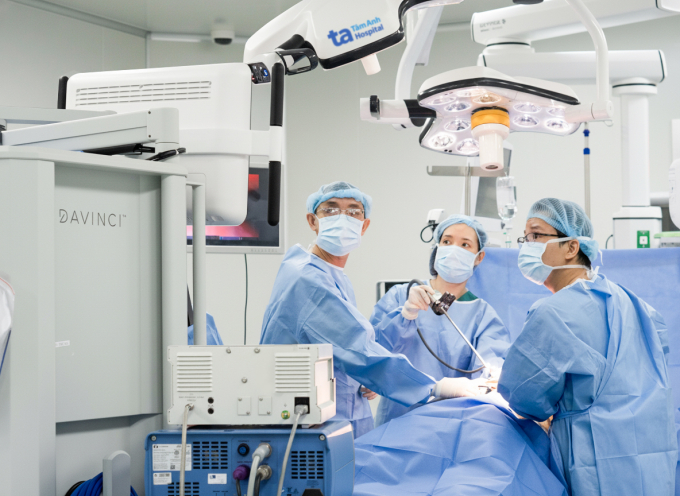 Các bác sĩ phẫu thuật cắt tuyến tiền liệt tận gốc cho ông Lâm bằng robot Da Vinci Xi. Ảnh: Bệnh viện Đa khoa Tâm Anh
