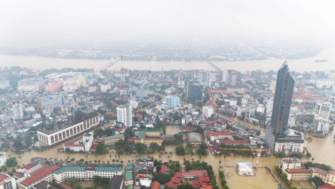 Trung tâm TP Huế bị ngập sâu. Ảnh: Đức Hiếu