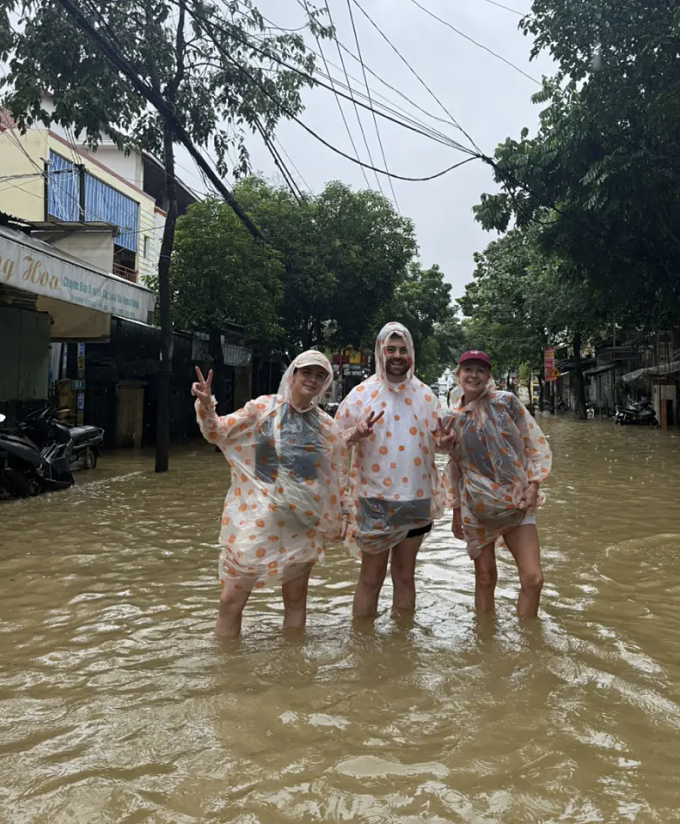 Gia đình Gemma mặc áo mưa, lội nước ở Hội An.