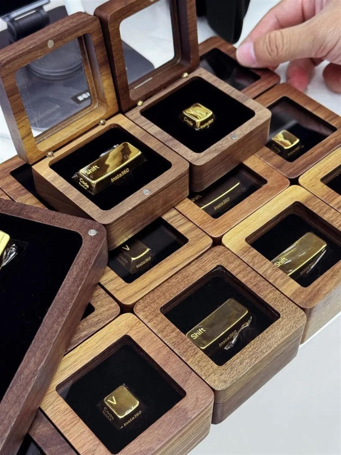 Những bàn phím bằng vàng được công ty Insta360 tặng nhân viên xuất sắc. Ảnh: Sina