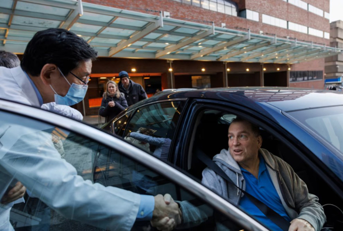 Ông Tim Andrews nhận một quả thận lợn biến đổi gen tại Bệnh viện Mass General Brigham hồi tháng 1. Ảnh: Massachusetts General Hospital