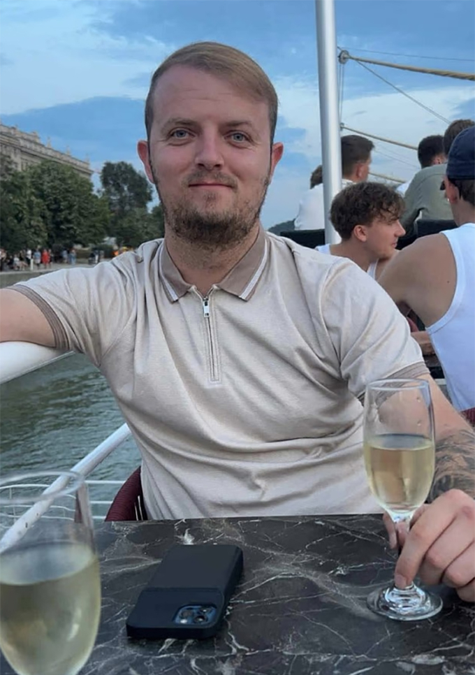 James Moody chụp ảnh khi đang ở Italy. Ảnh: DM