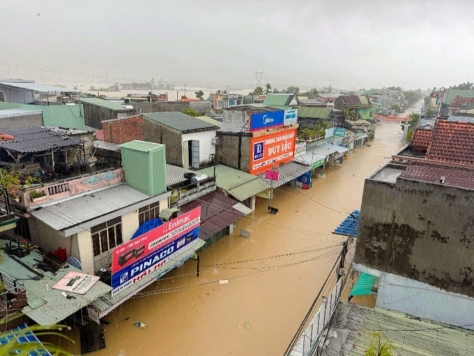 Nhiều hộ dân ở xã Thượng Đức, Đà Nẵng chìm trong nước lũ, ngày 27/10. Ảnh: Thời tiết Đà Nẵng