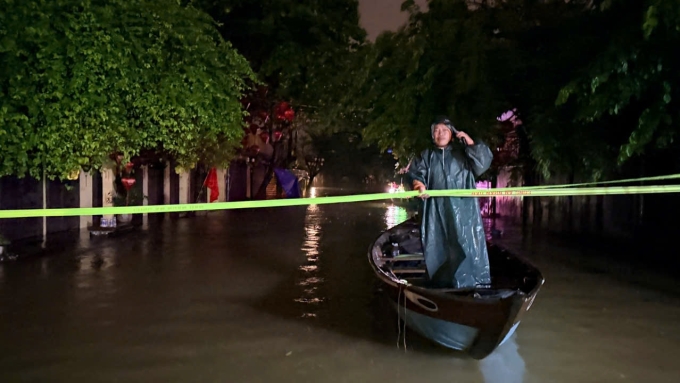 Thuyền của lực lượng cứu hộ ưu tiên sơ tán dân tại khu vực đường Phan Châu Trinh gần ngã tư giao Hai Bà Trưng, phường Hội An ngập 0,8m lúc 20h20. Ảnh: Nguyễn Đông