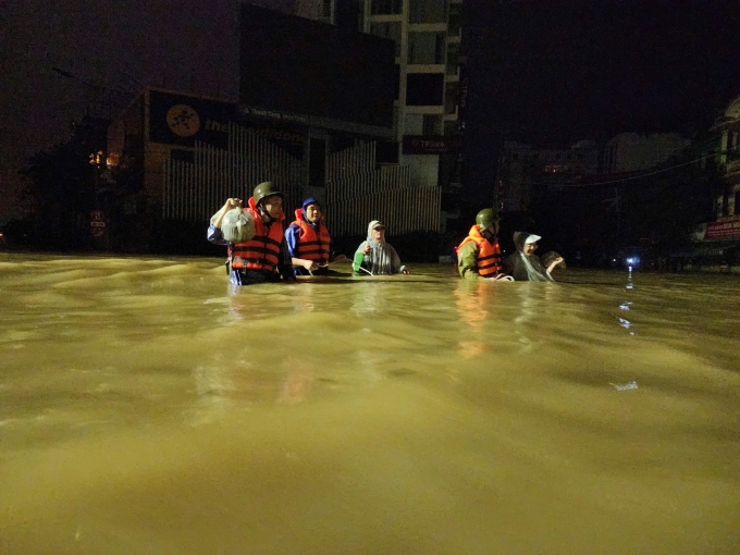 Đường liên thôn qua xã Khe Tre, TP Huế ngập một mét, tối 27/10. Ảnh: Võ Thạnh