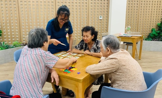 Người cao tuổi tham gia hoạt động trí não, phòng ngừa sa sút trí tuệ tại Genki House, quận 7, TP HCM. Ảnh: Nhân vật cung cấp