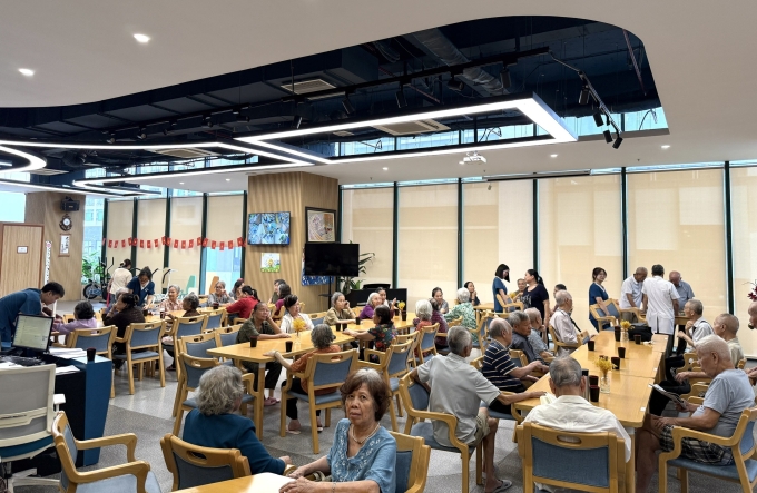 60 người cao tuổi tham gia buổi cập nhật tình hình sức khỏe của từng cá nhân, tại trung tâm chăm sóc sức khoẻ ban ngày ở Nam Từ Liêm, Hà Nội, chiều 26/9. Ảnh: Quỳnh Nguyễn