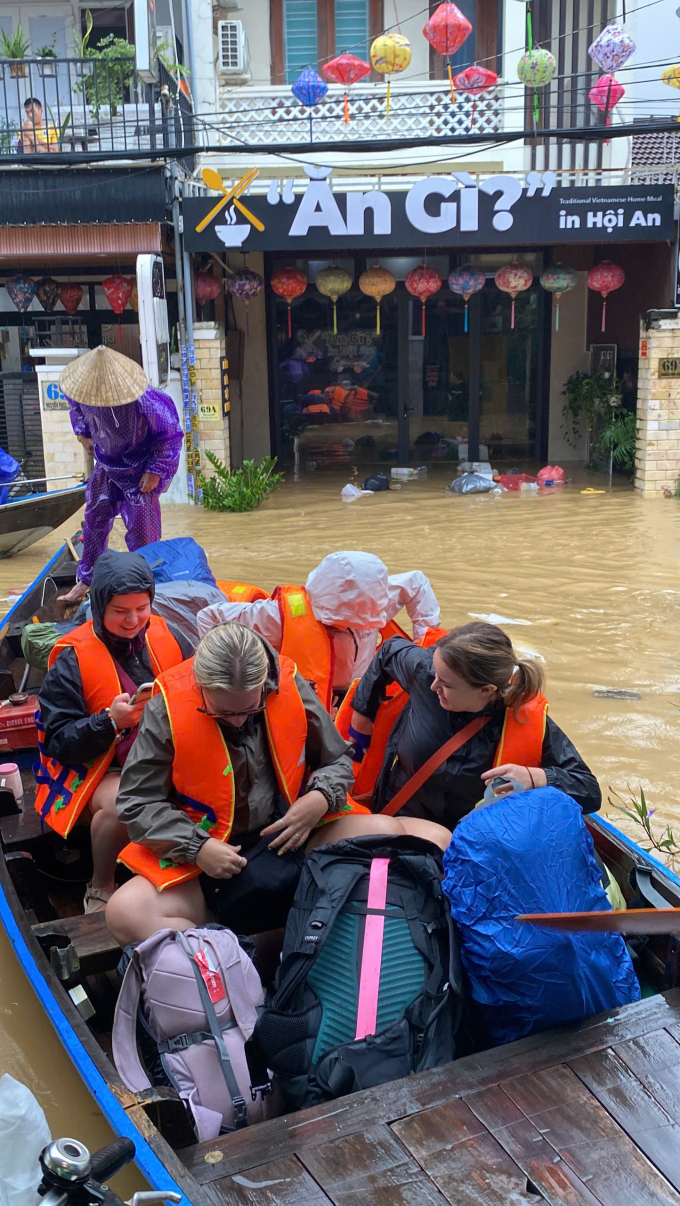 Nhóm khách nước ngoài rời khách sạn bằng thuyền trong trưa 27/10. Ảnh: The Imperfect Downtown Hoi An
