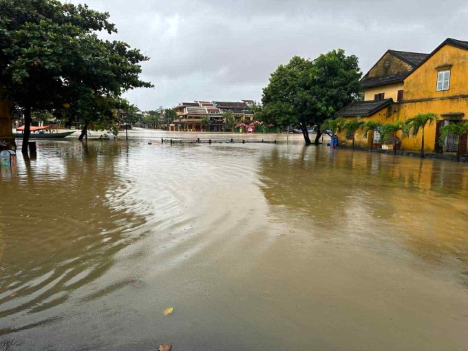 Phố cổ Hội An ngập sâu. Ảnh: Tanya Richards