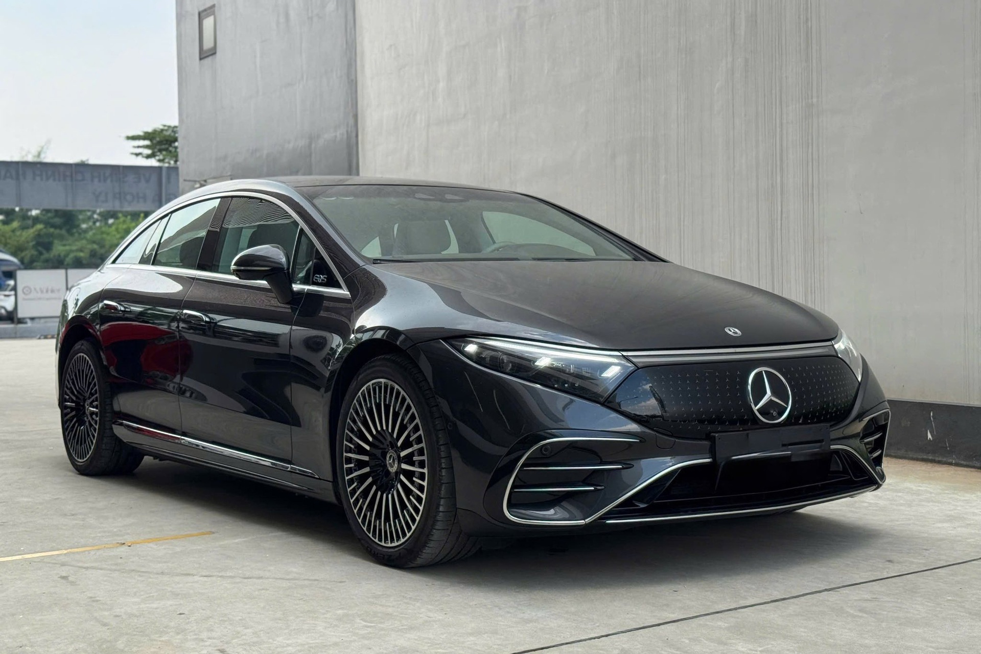 Xe sang chạy điện Mercedes-Benz EQS mất giá 2,4 tỷ sau chỉ 1.500km lăn bánh - 1