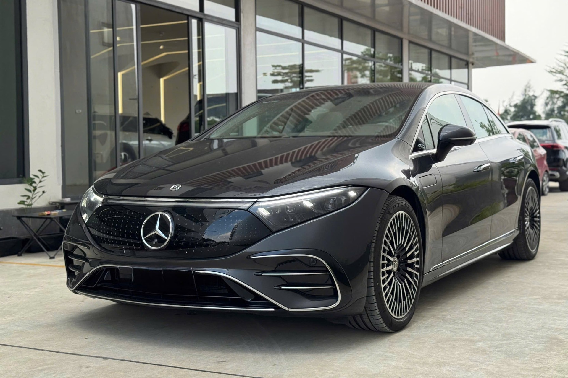 Xe sang chạy điện Mercedes-Benz EQS mất giá 2,4 tỷ sau chỉ 1.500km lăn bánh - 2