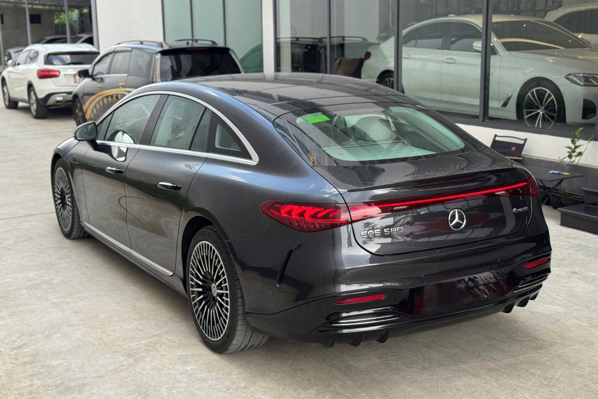 Xe sang chạy điện Mercedes-Benz EQS mất giá 2,4 tỷ sau chỉ 1.500km lăn bánh - 4