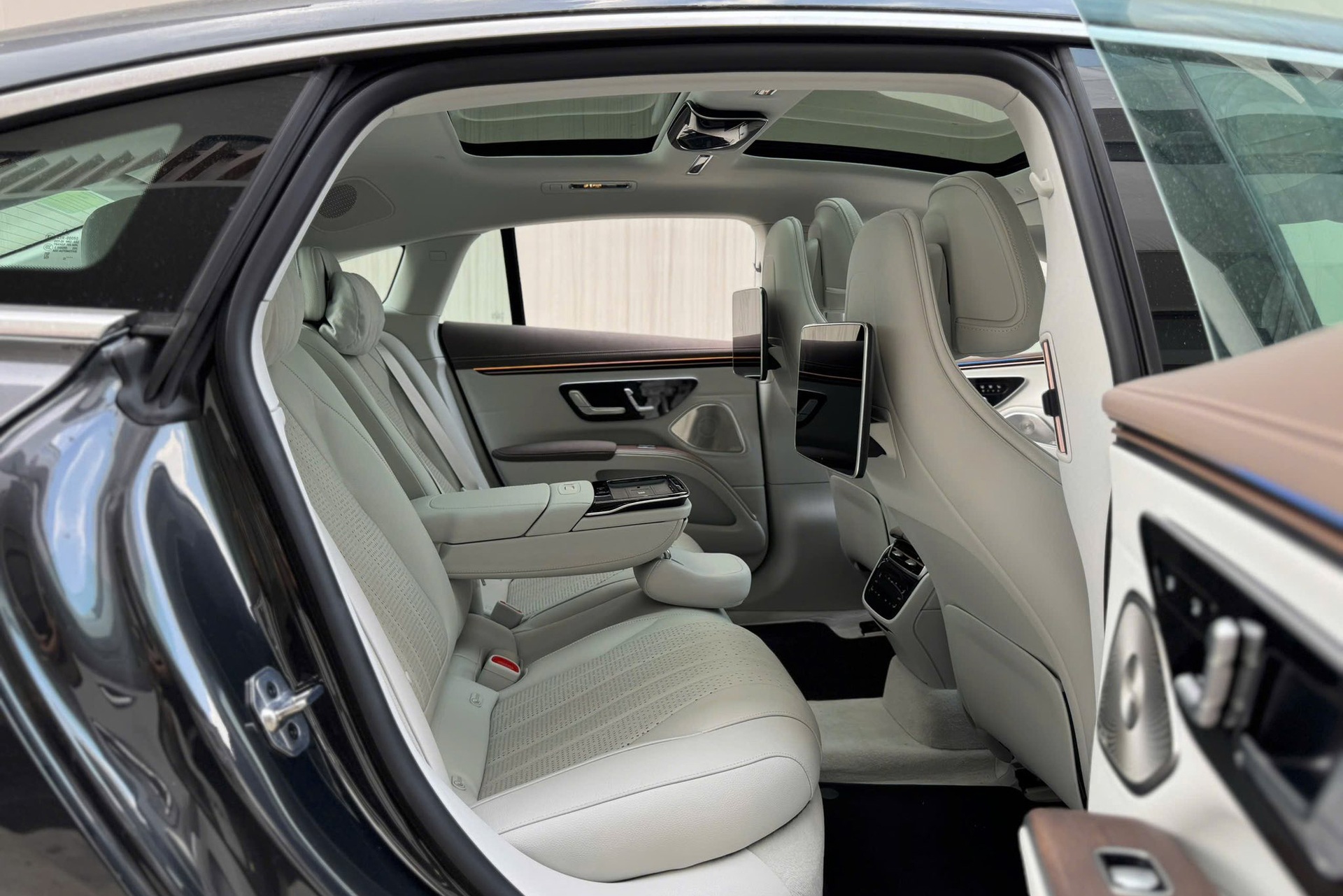 Xe sang chạy điện Mercedes-Benz EQS mất giá 2,4 tỷ sau chỉ 1.500km lăn bánh - 7