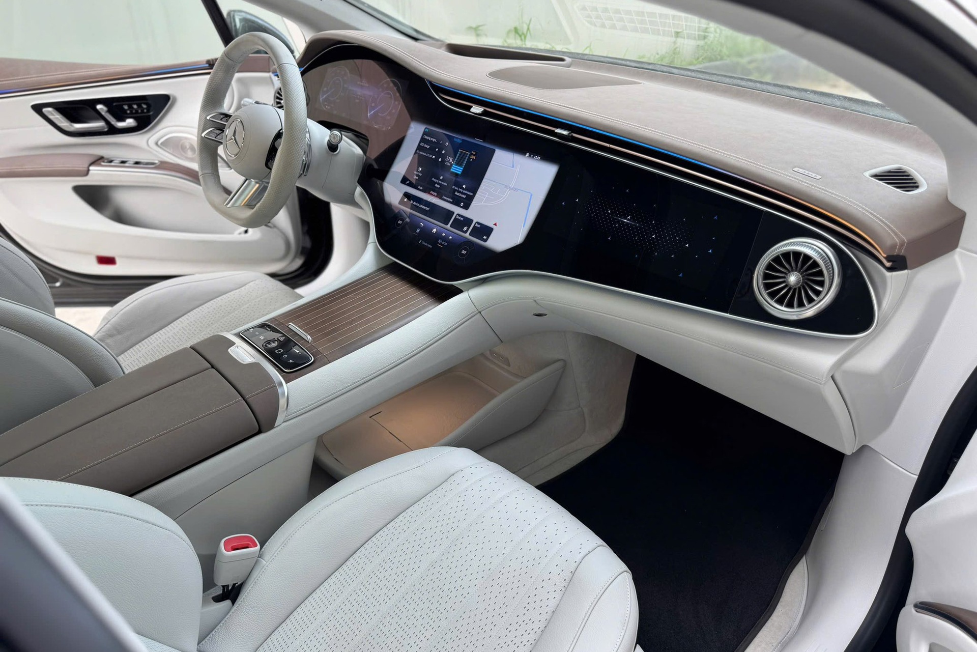 Xe sang chạy điện Mercedes-Benz EQS mất giá 2,4 tỷ sau chỉ 1.500km lăn bánh - 8