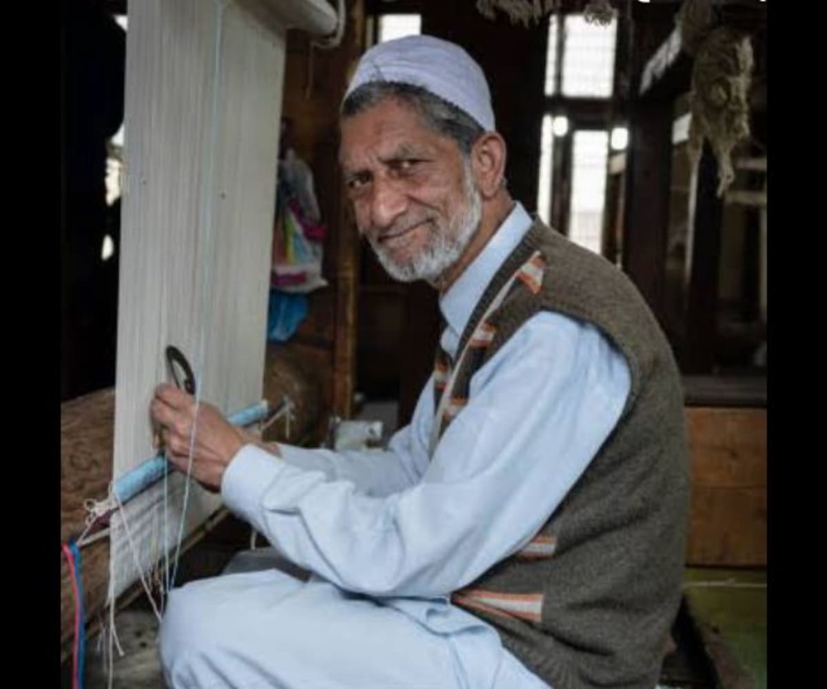 Farooq Dar, head weaver of The Kashmir Knot