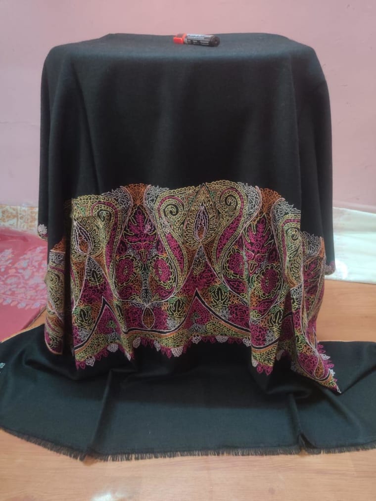 Black Leaf Border Sozni