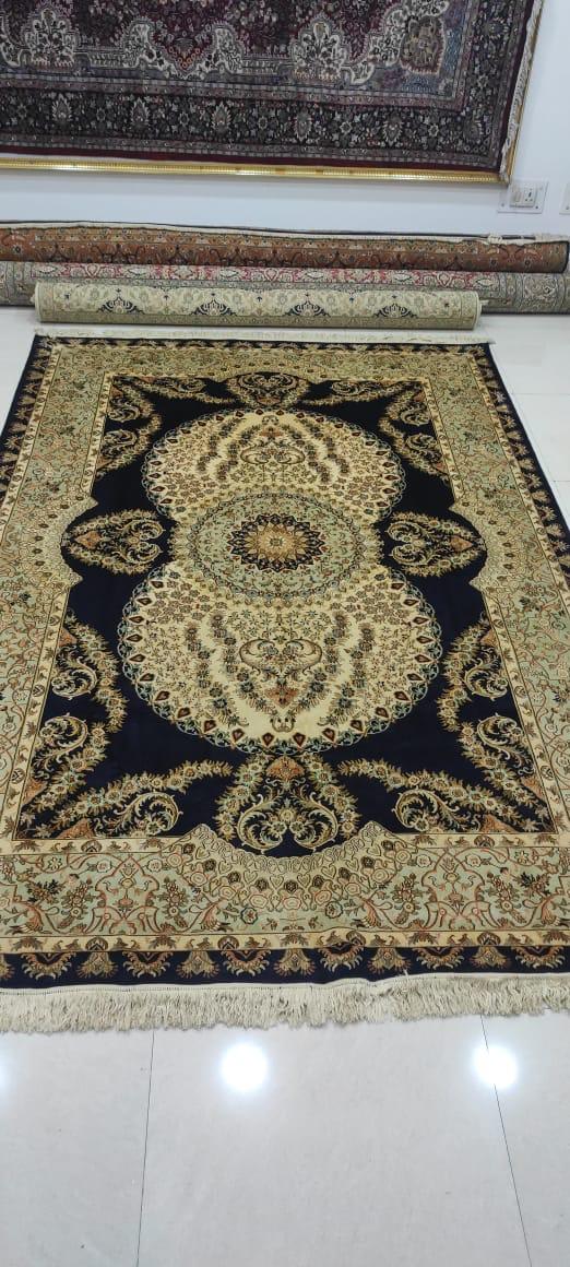 Black Gold Vase Prayer Carpet