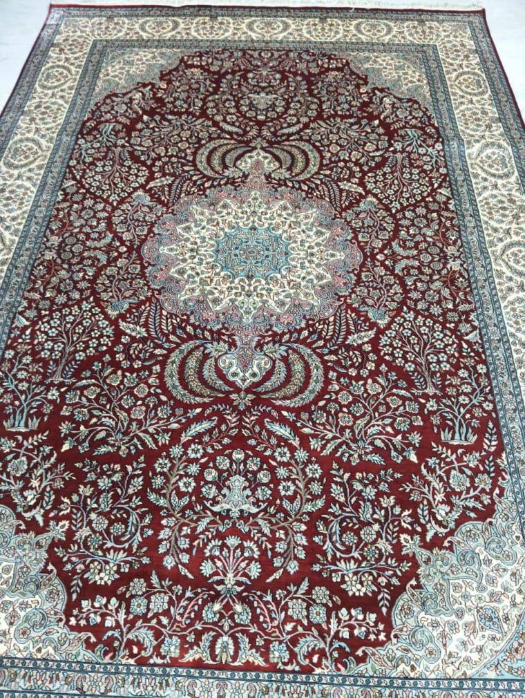 Silver Red Scalloped Medallion Carpet, handmade Kashmiri carpet