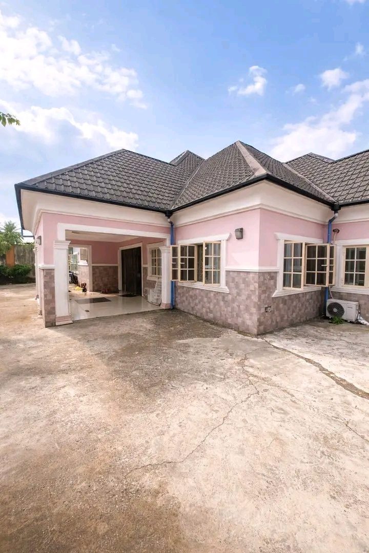 5 bedroom bungalow  photo 1