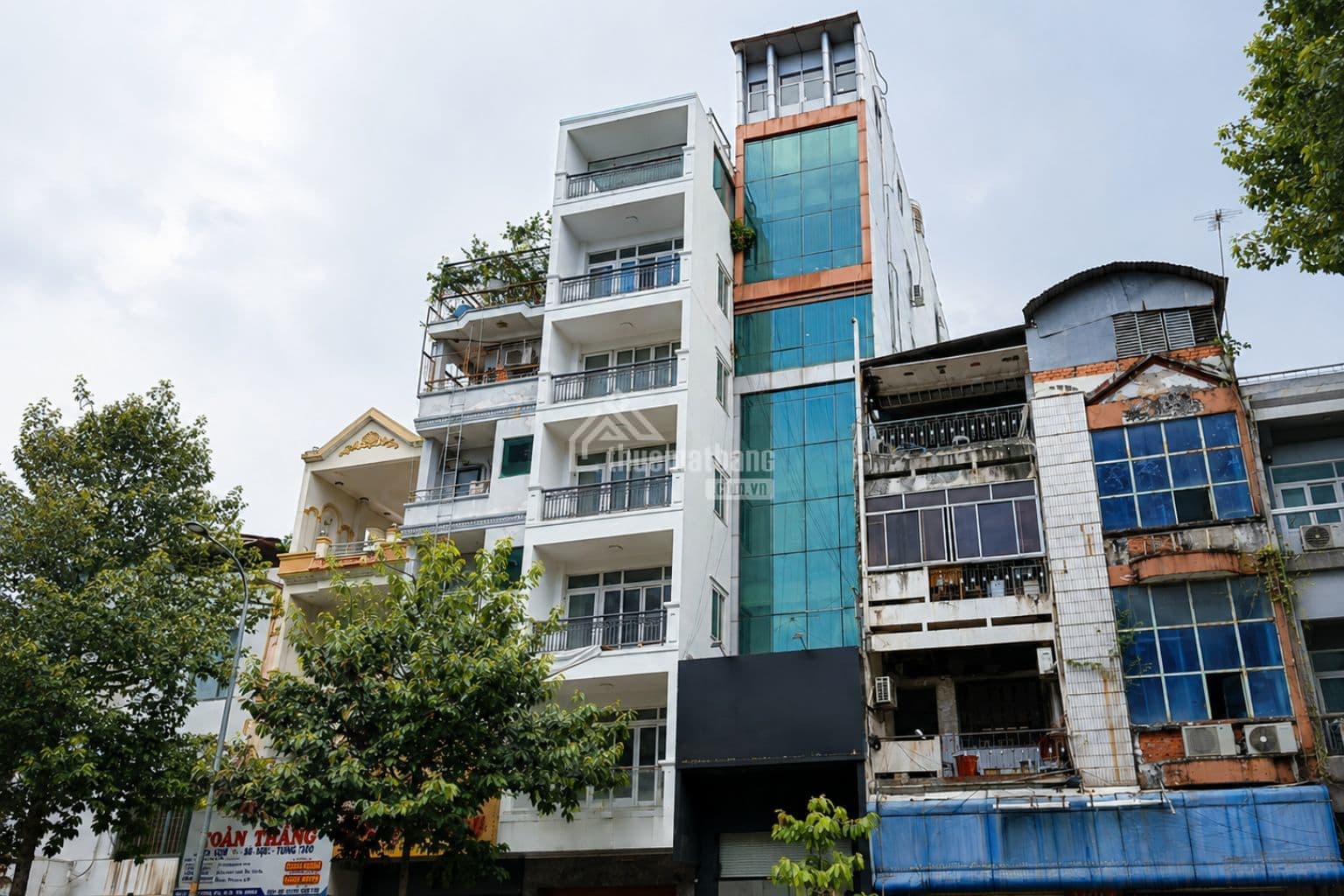 Cho thuê tòa nhà nguyên căn Trần Phú Quận 5 - 6 lầu có sân thượng Cho thuê tòa nhà nguyên căn Trần Phú Quận 5 - 6 lầu có sân thượng