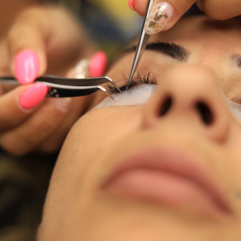 Classic and Volume Lash Extensions in Covilha